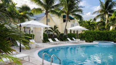 Bungalows at Windsong on the Reef pool and lounge area